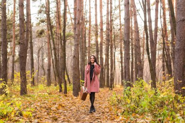 Sonbahar, mevsim ve insanlar kavramı - sonbahar parkta yürüyen genç kadın