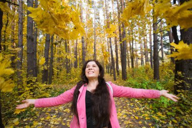 insanlar, sezon ve duygu kavramı - oldukça gülümseyen kadın genç sonbahar park eğlenmek.