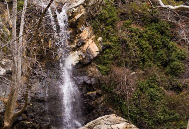 Kayalar ve Kıbrıs Troodos Dağları yapraklarda sonbahar şelale