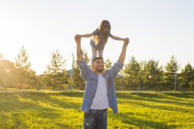 Babalık, Aile ve çocuk kavramı - baba ve eğleniyor ve doğada oynayan kız.