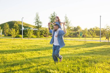 Babalık, Aile ve çocuk kavramı - baba ve eğleniyor ve doğada oynayan kız.