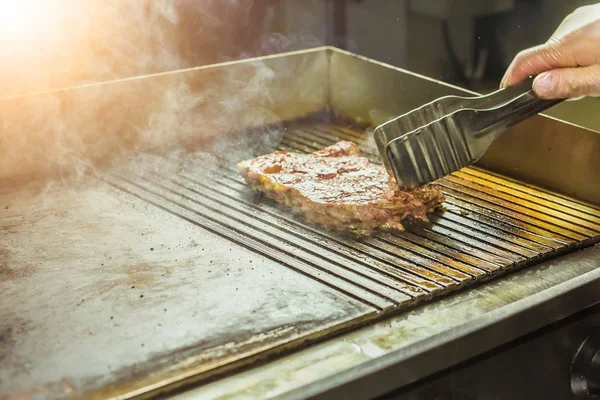 Essens- und Kochkonzept - Steak vom Grill aus nächster Nähe — Stockfoto