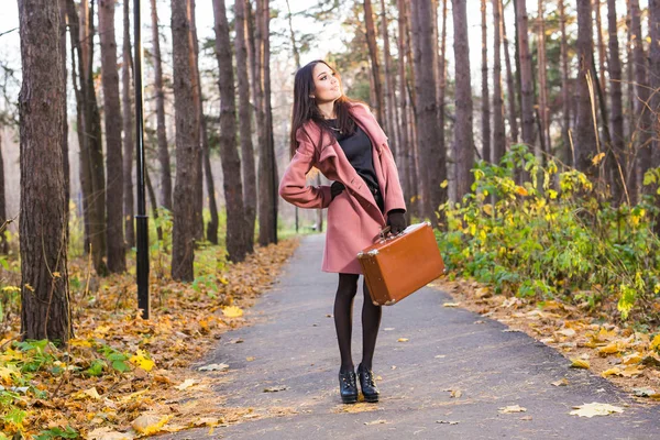 Retrato de bela jovem mulher andando ao ar livre no outono. — Fotografia de Stock