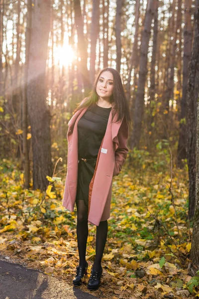 Nature, saison et concept de mode - Portrait de belle femme souriante en manteau rose — Photo