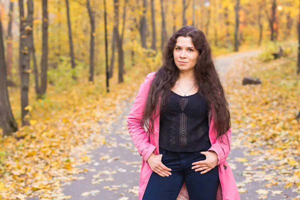 Concept de saison, d'automne et de personnes - plus la taille de la femme marchant dans le parc d'automne — Photo