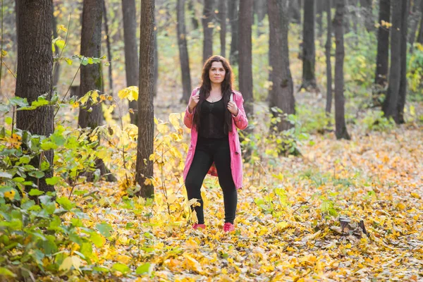 Pessoas, moda e natureza conceito - plus size woman standing in autumn park — Fotografia de Stock