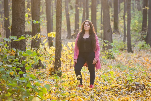 Herbst, Jahreszeit und Menschen-Konzept - junge Plus-Size-Frau posiert im Herbst im Park — Stockfoto