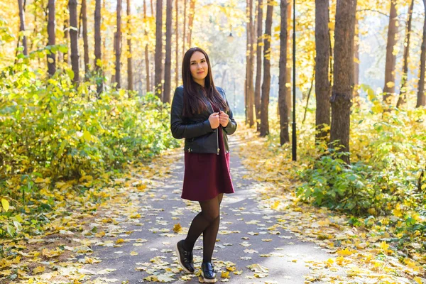 Pessoas, conceito de estação e natureza - Jovem mulher caminhando no parque de outono — Fotografia de Stock