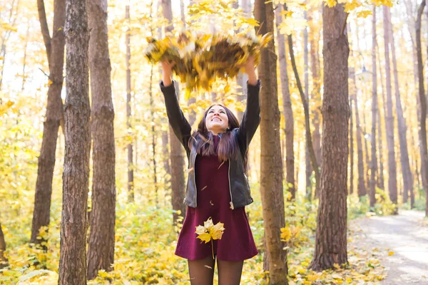 Mensen, seizoen en emotie concept - jonge vrij lachende vrouw plezier hebben in het najaar park. — Stockfoto