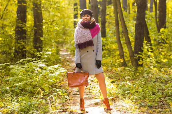 Estação, natureza e conceito de pessoas mulher no parque de outono posando com saco — Fotografia de Stock