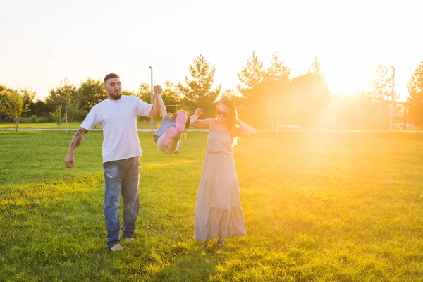 Amichevole famiglia passeggiando nel parco e divertirsi insieme — Foto Stock