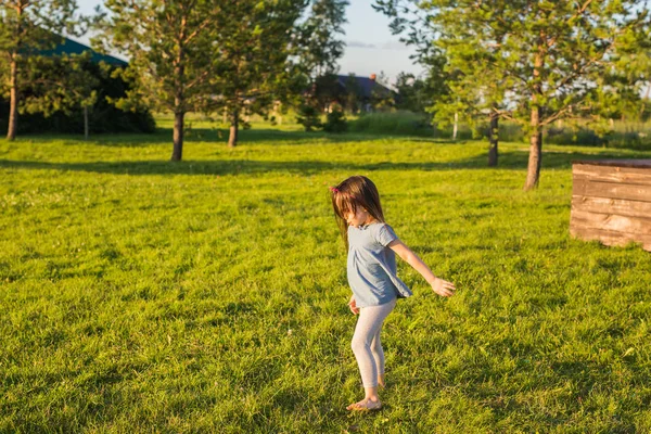 Pequena menina feliz se divertindo em um parque de verão . — Fotografia de Stock