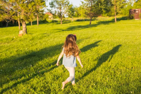 Έχοντας διασκέδαση σε ένα πάρκο καλοκαίρι κοριτσάκι ευτυχισμένο. — Φωτογραφία Αρχείου