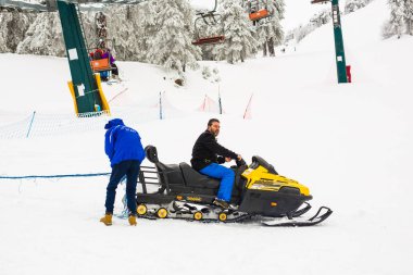 1 Ocak 2017. Kıbrıs. Kayak liftleri ve teleferik snowboard kayak pistleri için getiren dağa gidiyor.