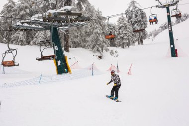 1 Ocak 2017. Kıbrıs. Kayak liftleri ve teleferik snowboard kayak pistleri için getiren dağa gidiyor.
