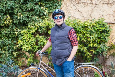 Kask ve gözlük konaklama bahçede bisikletle erkekte