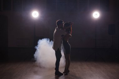 Genç çift Latin dans Bachata, merengue, salsa dans. Dans dersi iki zerafet poz