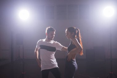 Genç çift Latin dans Bachata, merengue, salsa dans. Dans dersi iki zerafet poz