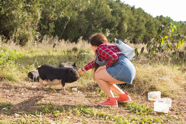 快乐的年轻女子玩与小野猪在自然. — 图库照片