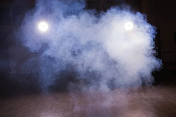 Fondo de una habitación vacía con humo y luz. Fondo abstracto azul oscuro en clase de danza — Foto de Stock