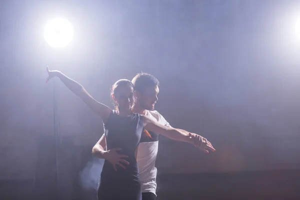 Activos adultos felices bailando bachata juntos en clase de baile — Foto de Stock