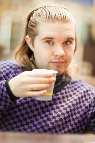 Un joven con estilo bebe café caliente . — Foto de Stock