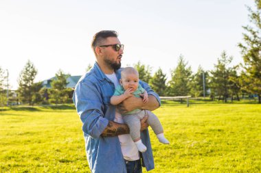 Mutlu baba bebek oğlum elinde. Mutlu aile, babalar günü ve çocuk kavramı.