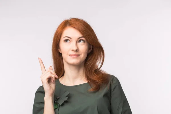 Expresiones y concepto de personas - mujer joven con el pelo rojo mostrando gesto de idea sobre fondo blanco — Foto de Stock