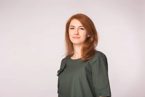 Retrato de menina ruiva bonita posando em fundo branco com espaço de cópia — Fotografia de Stock