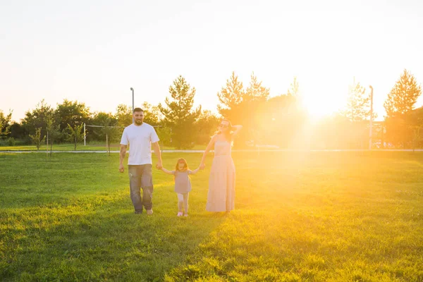 Trevlig familj promenader i parken och ha kul tillsammans — Stockfoto