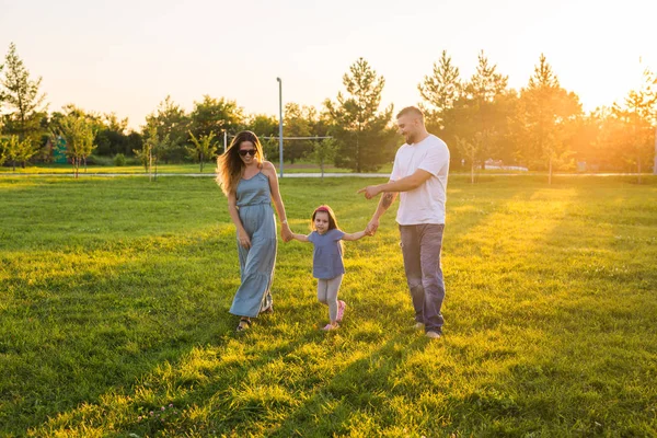 Amichevole famiglia passeggiando nel parco e divertirsi insieme — Foto Stock