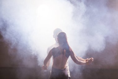 Genç çift dans sosyal danse kizomba veya bachata seviyorum.