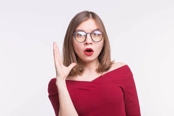 Портрет здивованої дівчини з червоними губами в окулярах — стокове фото