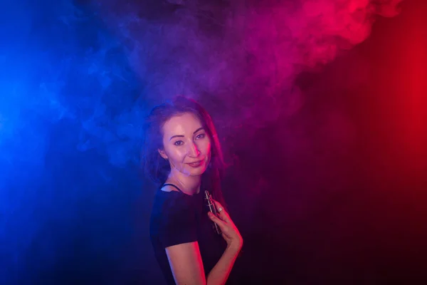 Retrato de ásia jovem mulher no vermelho e azul néon fumaça — Fotografia de Stock