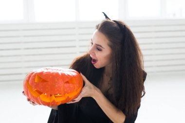 Cadılar Bayramı ve tatil kavramı - cadı kadın Jack Olantern kabak ile