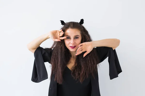 Halloween y el concepto de vacaciones - Mujer bruja posando — Foto de Stock