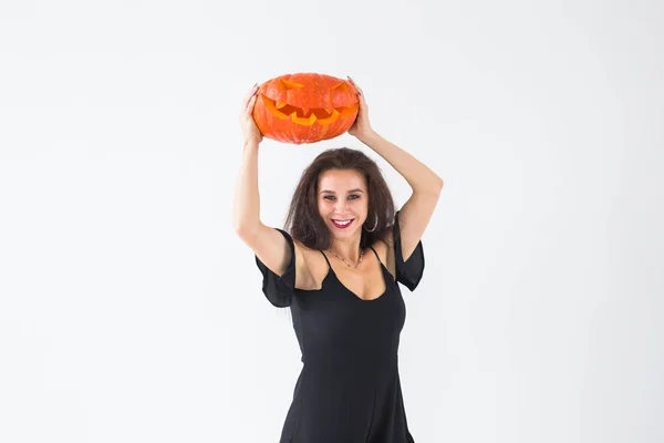 Conceito de Halloween e feriados - Mulher bruxa com abóbora Jack OLantern — Fotografia de Stock