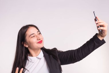 Teknolojisi, akıllı telefon ve insanlar kavramı - mutlu Genç Asyalı kadın selfie beyaz arka plan üzerinde yapma