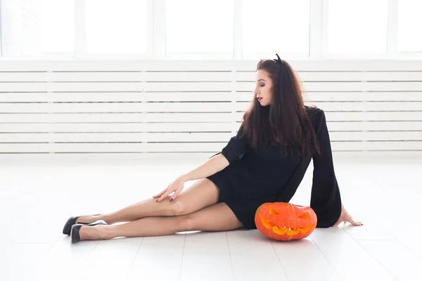 Halloween en feestdagen concept - heks vrouw met Jack Olantern pompoen — Stockfoto