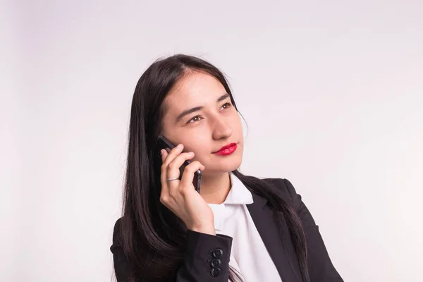 Technologie, Smartphone und People-Konzept - lächelnde junge Studentin im Telefongespräch — Stockfoto