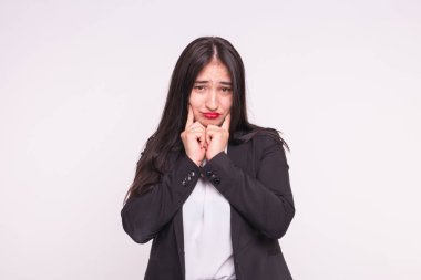 Asian kız beyaz arka planda komik surat ile şaka