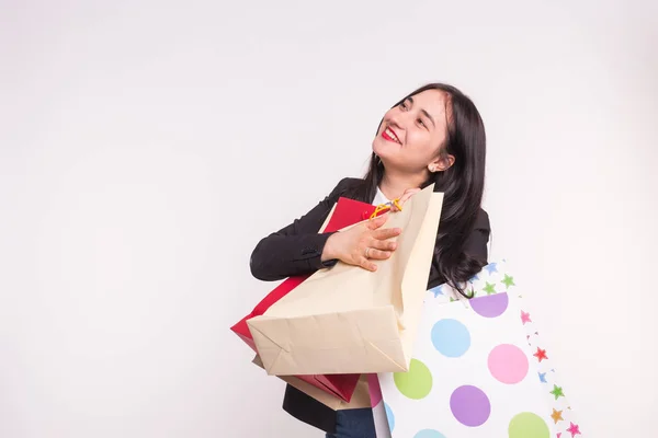 Joven asiática feliz mujer con bolsas de compras sobre fondo blanco con espacio de copia — Foto de Stock