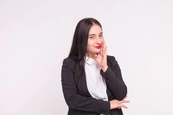 Expresiones y concepto de personas - Retrato de una hermosa joven asiática con labios rojos vestida con chaqueta negra sonriendo y pensando sobre fondo blanco con espacio para copiar — Foto de Stock