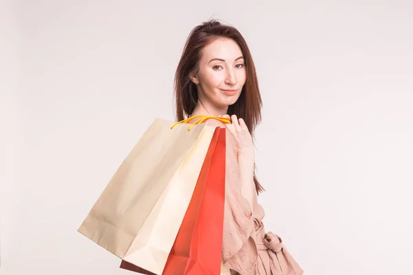 Nagyon boldog fiatal ázsiai nő, beszerzési papírzsákba fehér háttér — Stock Fotó