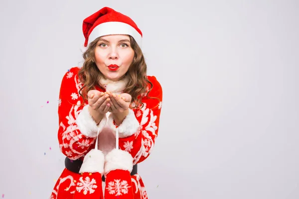 Noel, insanlar kavramı - kopya alanı ile arka plan üzerinde renkli pullu üfleme Noel Baba kıyafetli kadın — Stok fotoğraf