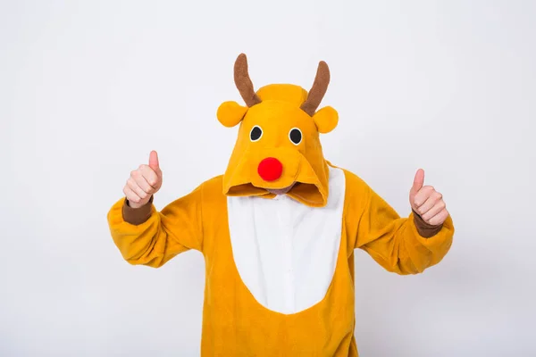Semester, jul och människor koncept - mannen i Santa Claus Hjort kostym gestikulerande tummen upp — Stockfoto