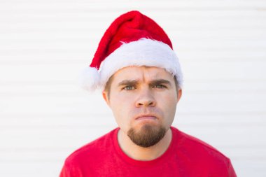 Noel, insanlar, duygular kavramı - memnun santa Noel şapkalı