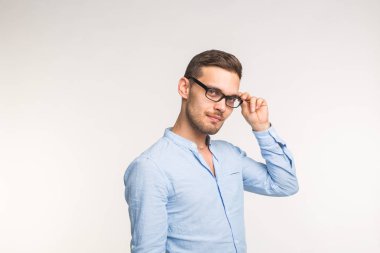 Beyaz arka plan üzerinde izole gözlük gülümseyen genç yakışıklı adam