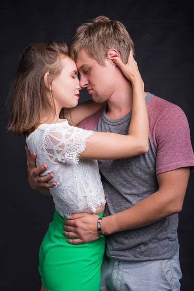 若いカップルの愛を受け入れます 愛好家のコンセプト — ストック写真