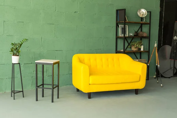 Interior elegante sala de estar com confortável sofá amarelo — Fotografia de Stock